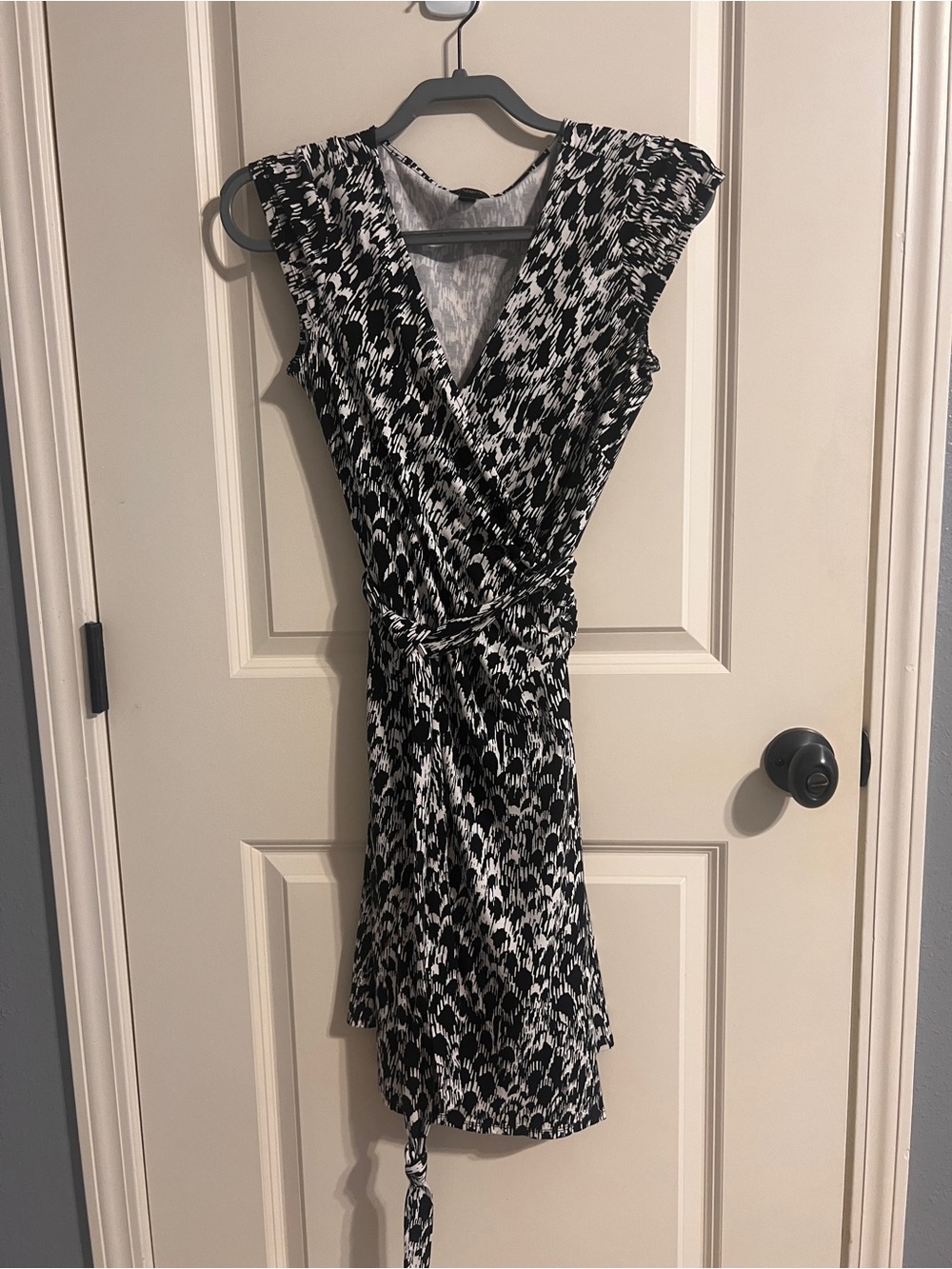 Ann Taylor Black and White Sleeveless Wrap Dress